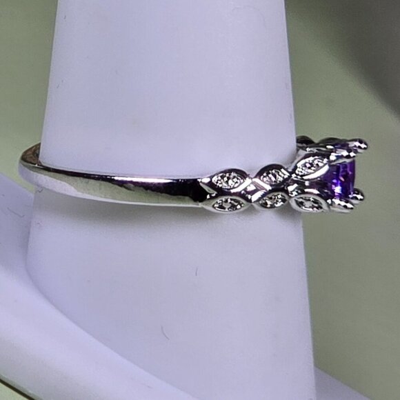 Twisted Silvery Ring With Simulated Amethyst Oval Center Size 9.75 (NWOT) - Picture 3 of 6